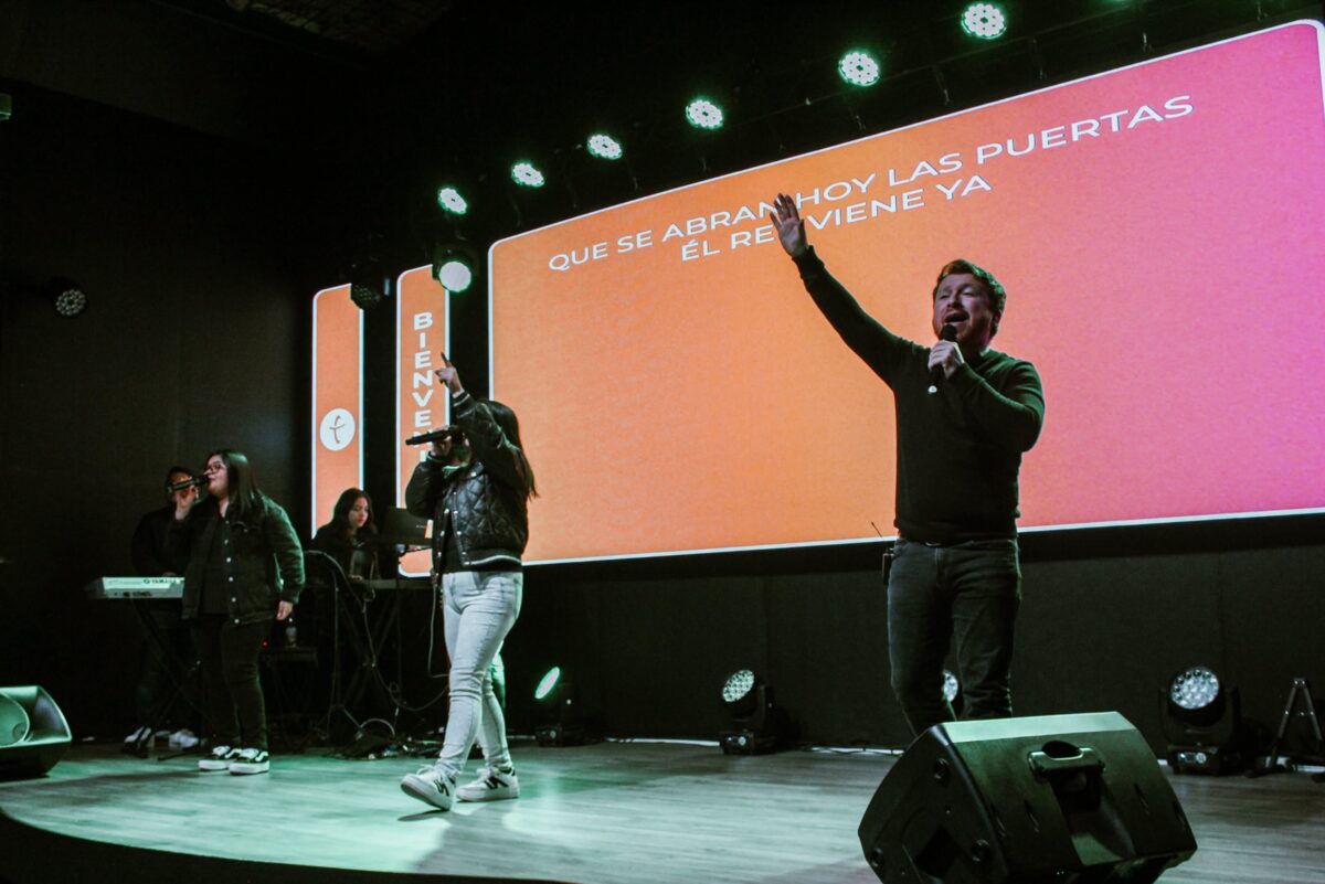 Equipo de adoración cantando en el escenario